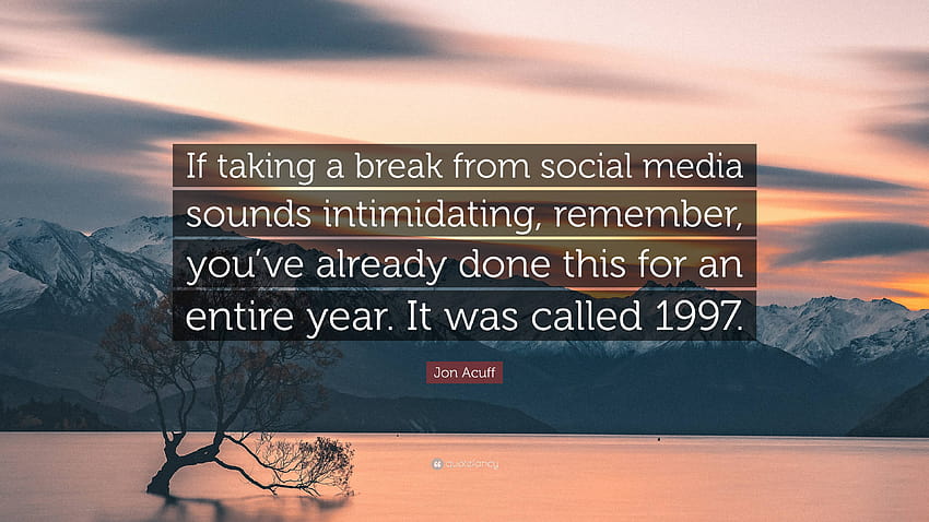 Jon Acuff Zitat: „Wenn es einschüchternd klingt, eine Pause von den sozialen Medien einzulegen, denken Sie daran, dass Sie dies bereits ein ganzes Jahr lang getan haben. Es war c...“ HD-Hintergrundbild