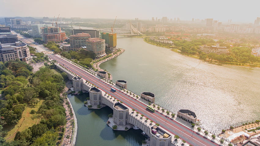 ID: 219668 / tiro de drone de grande ponte com arquitetura única e lago em putrajaya malaysia, a cidade do futuro papel de parede HD