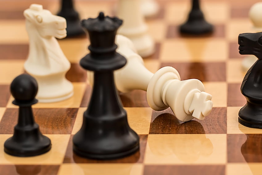 Gioco da tavolo a scacchi in bianco e nero e marrone · Stock, re degli scacchi iphone Sfondo HD