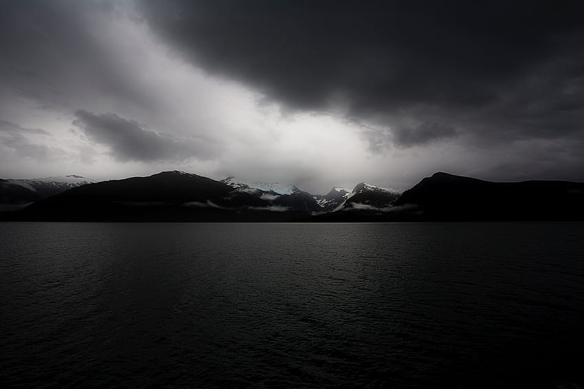 Тъмно облачно езеро и черно-бели, тъмни облаци HD тапет