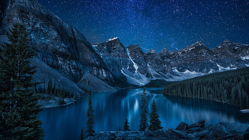 Cielos nocturnos sobre el lago Moraine, Parque Nacional Banff, Alberta, Canadá, paisaje del lago Moraine en el Parque Nacional Banff fondo de pantalla