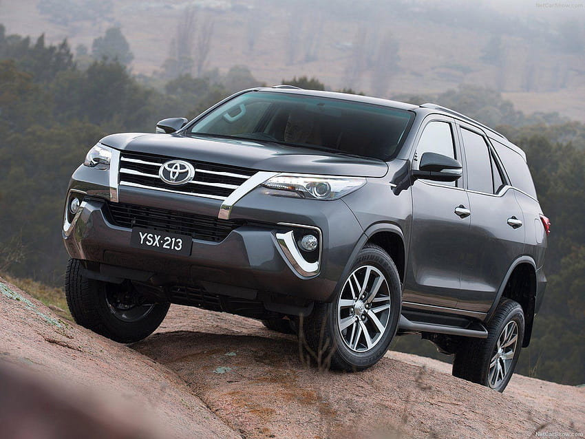 2016 Toyota Fortuner and Theme HD wallpaper
