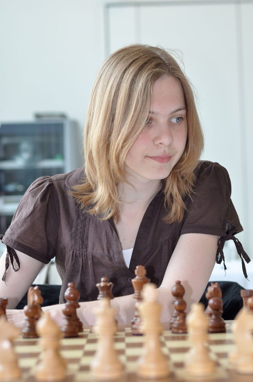 Chess Player, pretty, brunette, girl, chess, HD wallpaper