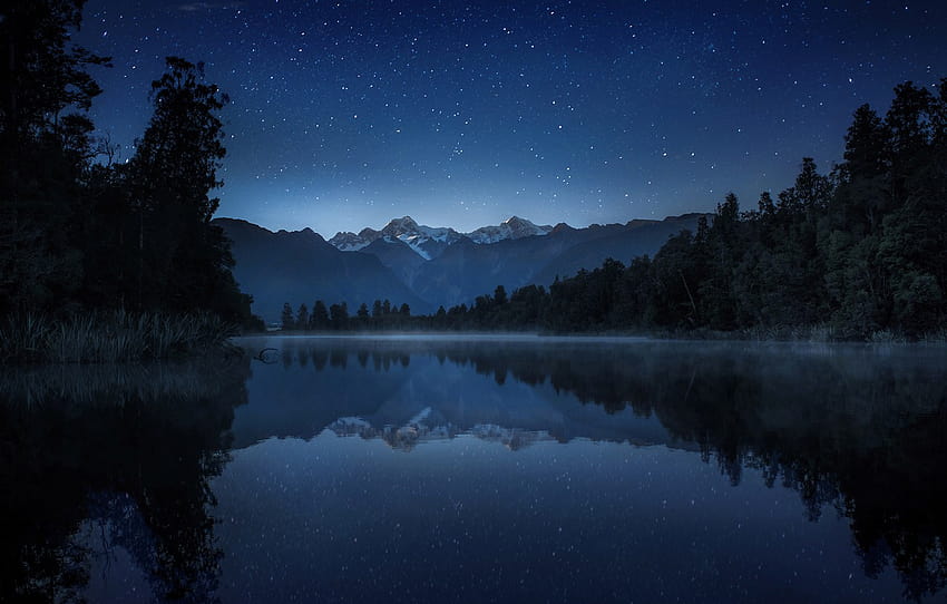 Himmel, Sterne, Bäume, Berge, Nacht, See, Spiegelung, Schilf, Neuseeland, Dunst, Neuseeland, See Matheson , Abschnitt пейзажи, Nachtsee HD-Hintergrundbild