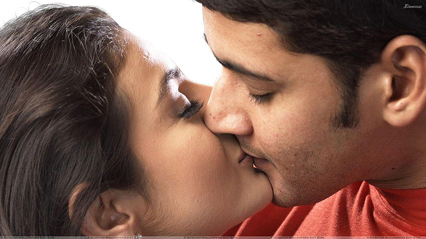 Amisha Patel e Mahesh Babu se beijando no filme Nani, beijo editado papel de parede HD