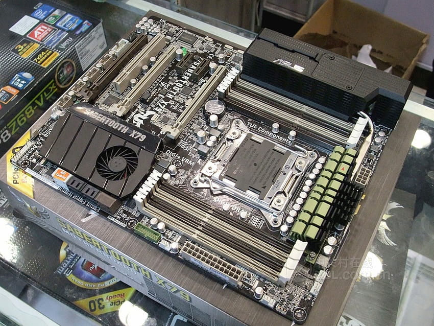 Дънна платка Asus SABERTOOTH X79 X79 Socket LGA 2011 Core i7 DDR3 64G ATX UEFI BIOS Оригинална използвана дънна платка в продажба HD тапет