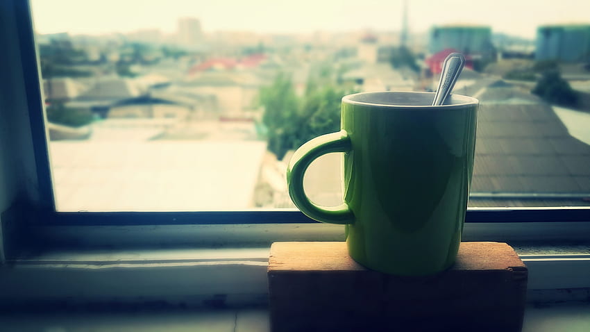 лъжица от неръждаема стомана върху зелена керамична чаша за кафе близо до прозореца HD тапет