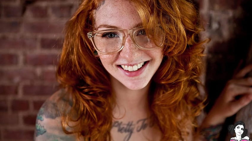 Okulary Twarz Tatuaż Suicide girls Kobiety Piegi Rudowłosy Uśmiechnięty Tapeta HD