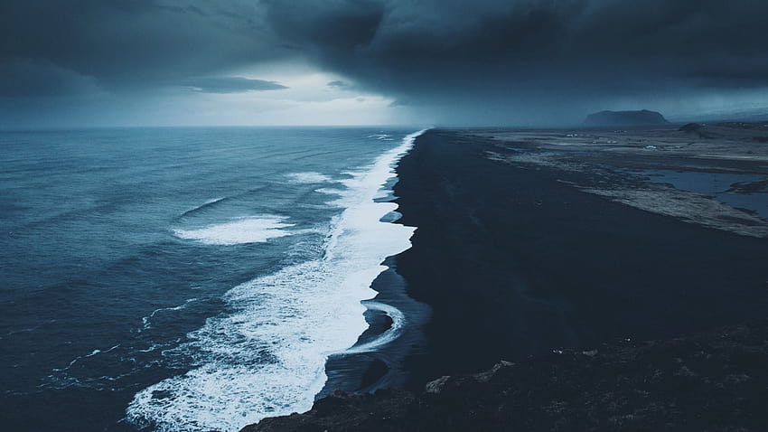 Pemandangan Udara Gelombang Laut Pasir Laut Hitam Di Bawah Awan Hitam Laut Langit Putih Wallpaper HD