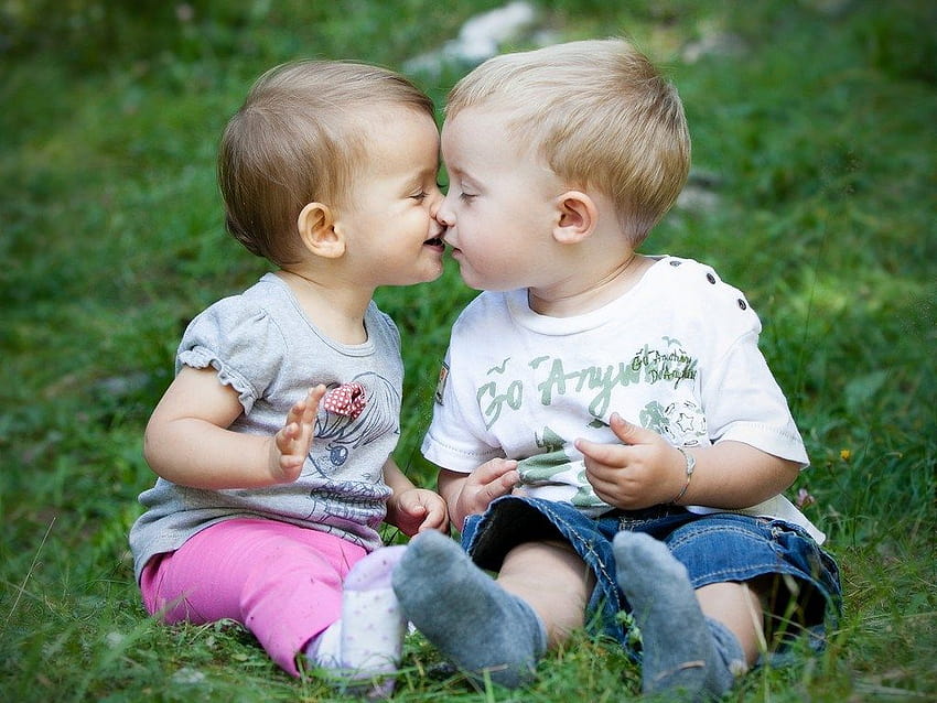 Buenos días lindo bebé pareja, niños besándose fondo de pantalla