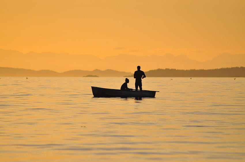 2 persone in piedi sedute su una barca sullo specchio d'acqua · Stock, due su una barca Sfondo HD