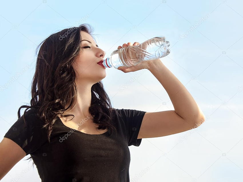 Mädchen-Trinkwasser, Mineralwasser HD-Hintergrundbild