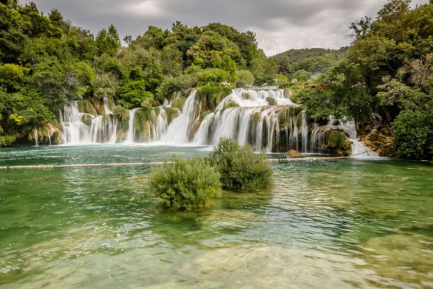 Krka veya Plitvice Gölleri: Hırvatistan şelaleleri, krka ulusal parkı hırvatistan şelalesi arasında seçim HD duvar kağıdı