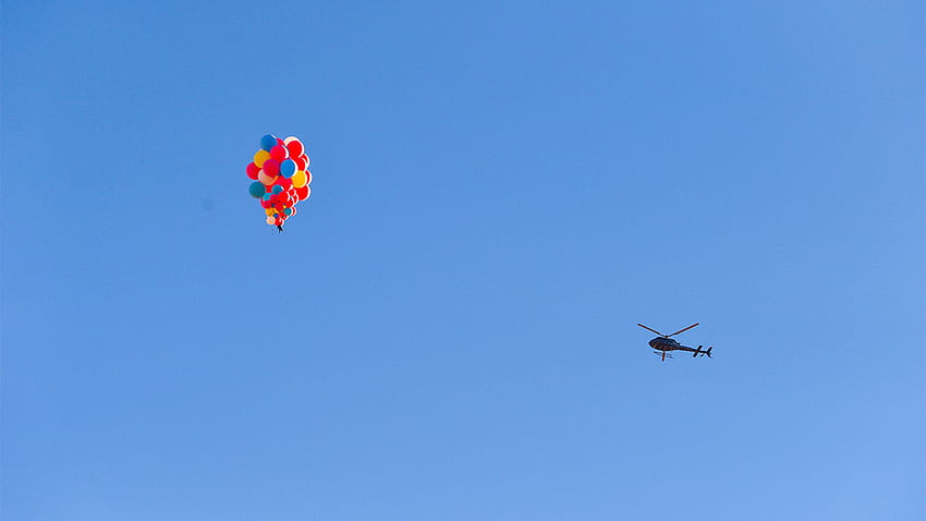 Sosteniendo 52 globos de helio, el mago David Blaine flota sobre el desierto de Arizona en 'Ascension' fondo de pantalla