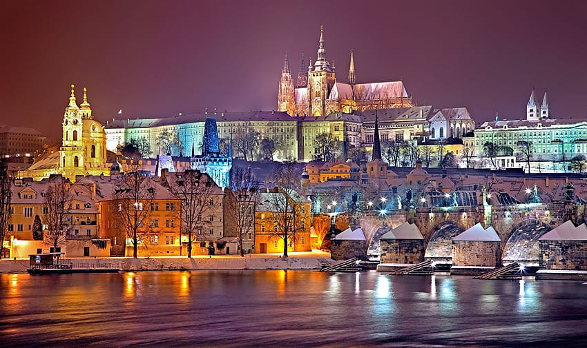 チェコ共和国 プラハ城、ヴルタヴァ冬の夜の川、冬のプラハ 高画質の壁紙
