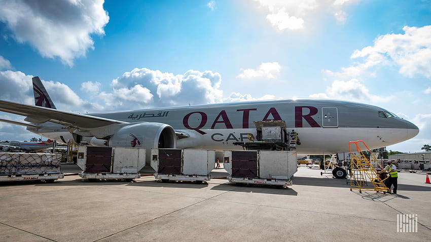 Boeing ottiene Qatar Airways come primo cliente per il cargo 777X, trasporto aereo di merci Sfondo HD