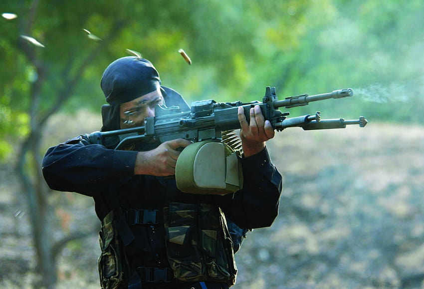 Ein Mitglied der Indian Special Forces feuert seine Waffe ab [1599 x 1089 HD-Hintergrundbild