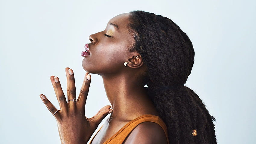 Los 14 mejores protectores solares para tonos de piel oscura en 2020, mujeres de piel oscura fondo de pantalla