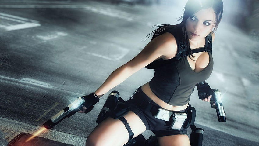 Lara Croft Tomb Raider Cosplay Pistole Brünett Dekolleté HD-Hintergrundbild