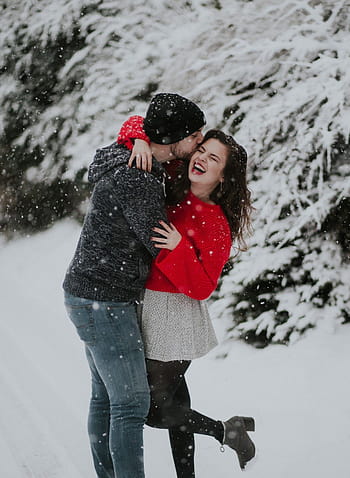 Red Manteau – Couple in the Snow – Manteaus Daily