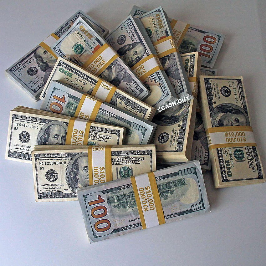Pile di banconote da 100 dollari. Pile di denaro colorate alla scrivania. Divertiti, pila di nuove banconote da 100 dollari Sfondo del telefono HD