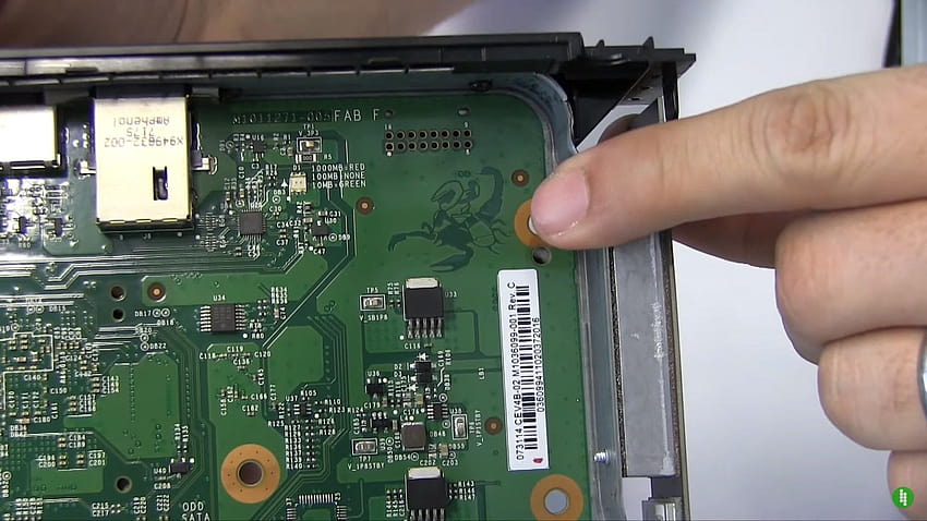 In die Xbox One X ist ein winziger Master Chief eingraviert, Skorpion-Old HD-Hintergrundbild