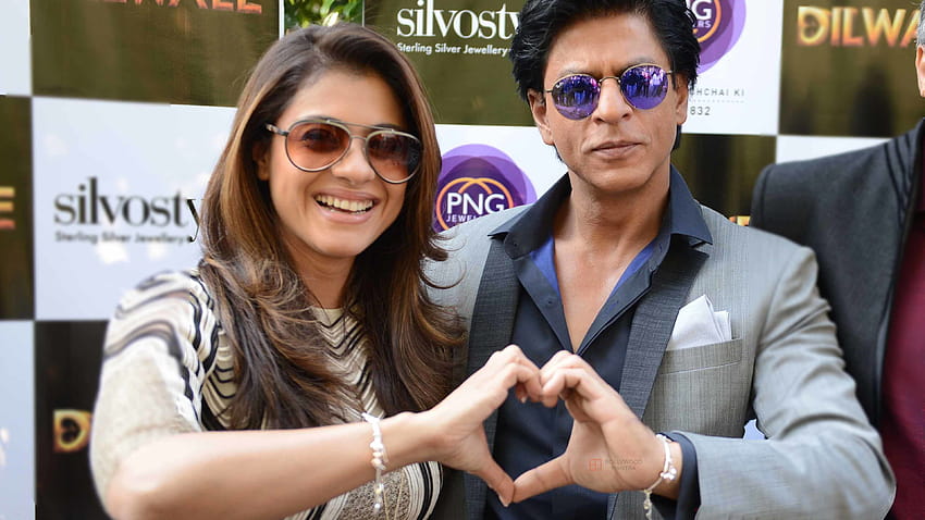 Shahrukh Khan i Kajol tworzą kształt serca za pomocą dłoni Tapeta HD