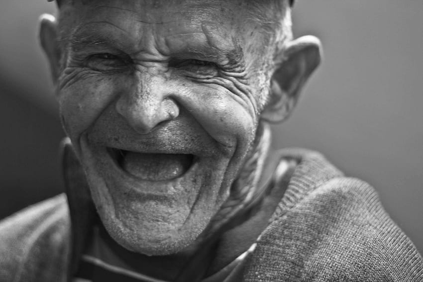 508504 Erwachsener, schwarz-weiß, Nahaufnahme, ältere Menschen, Senioren, Auge, Gesicht, Gesichtsausdruck, fröhlich, lachend, Mann, Portrait, Sepia, Lächeln HD-Hintergrundbild