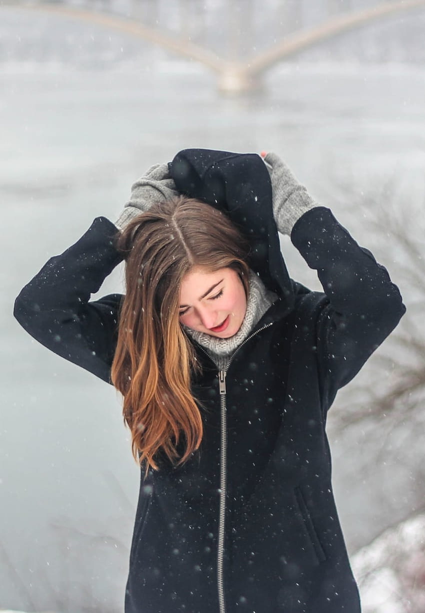 femme en sweat à capuche zippé noir debout dans un champ rempli de neige pendant, sweat à capuche femme Fond d'écran de téléphone HD