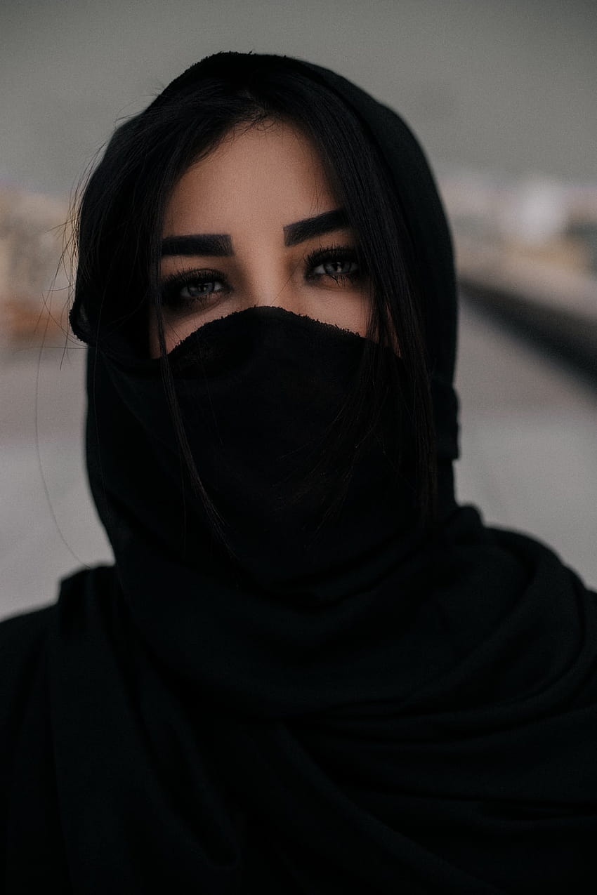 自撮りをする黒いヒジャーブを着た女性 – イラン、審美的なヒジャーブの女の子 HD電話の壁紙