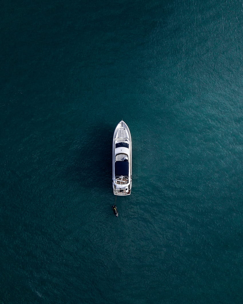 graphie aérienne d'un yacht blanc sur des eaux calmes - Luxe, vue sur les voiliers Fond d'écran de téléphone HD