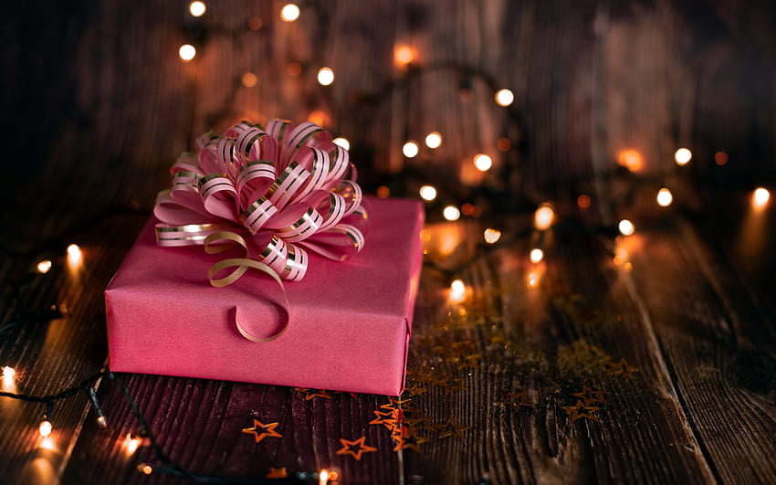 : prezenty, ozdoby świąteczne, światła 2560x1600, różowy prezent gwiazdkowy Tapeta HD
