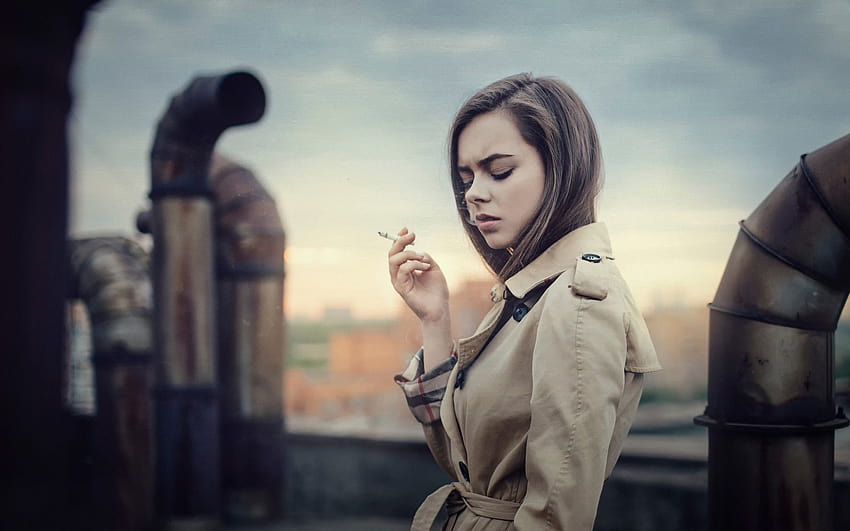 Frauen Modell Rauchen Burberry Trenchcoat Dächer Brünette Zigaretten Geschlossene Augen Mäntel HD-Hintergrundbild