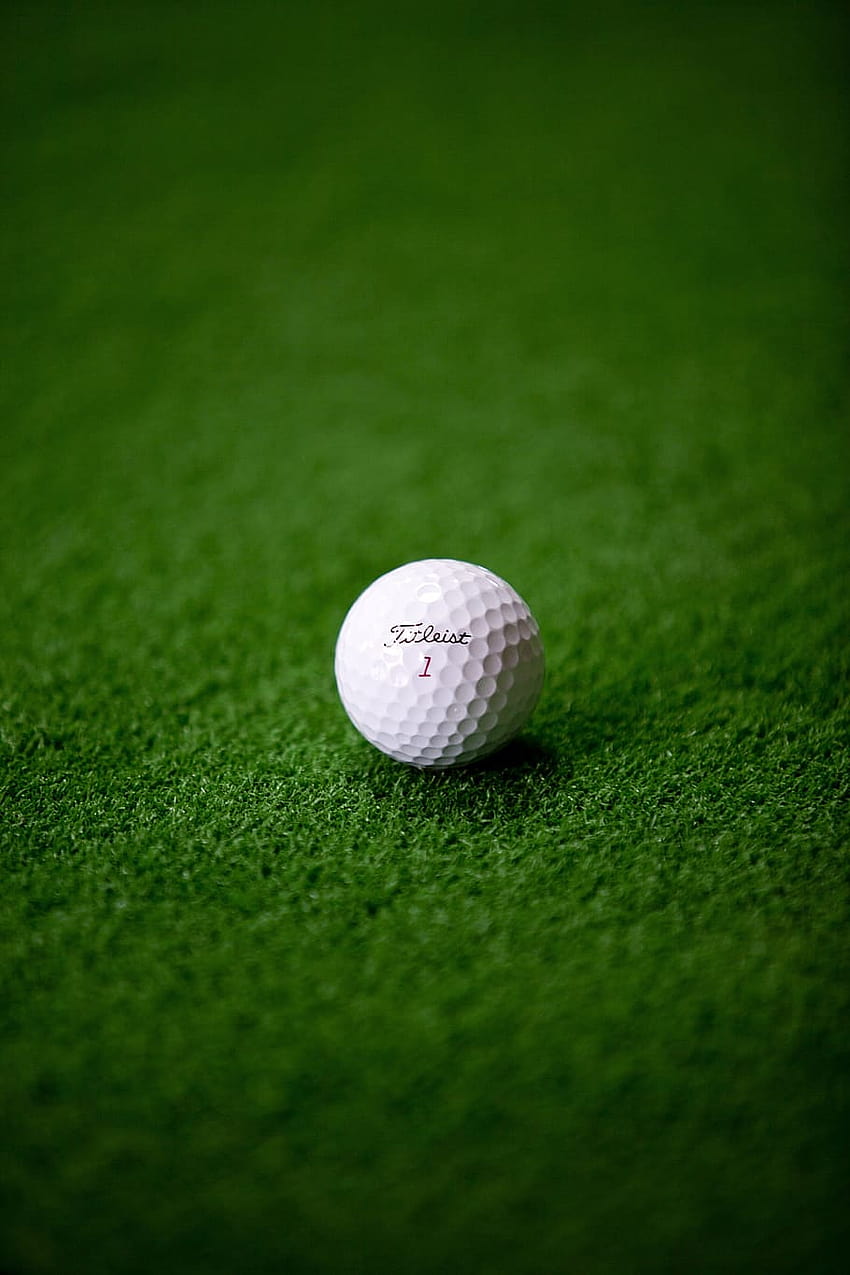 : бяла топка за голф Titleist, топки за голф, упражнения, момиче и декоративна топка HD тапет за телефон