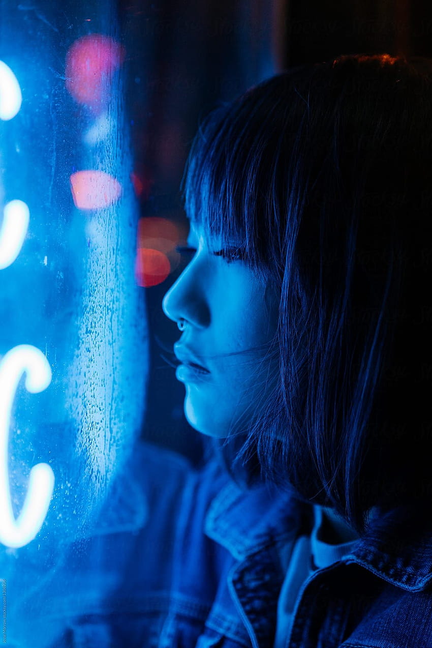 Potret wanita Asia muda di samping lampu neon biru di lingkungan kota perkotaan oleh Jesse Morrow, neon wanita Asia wallpaper ponsel HD
