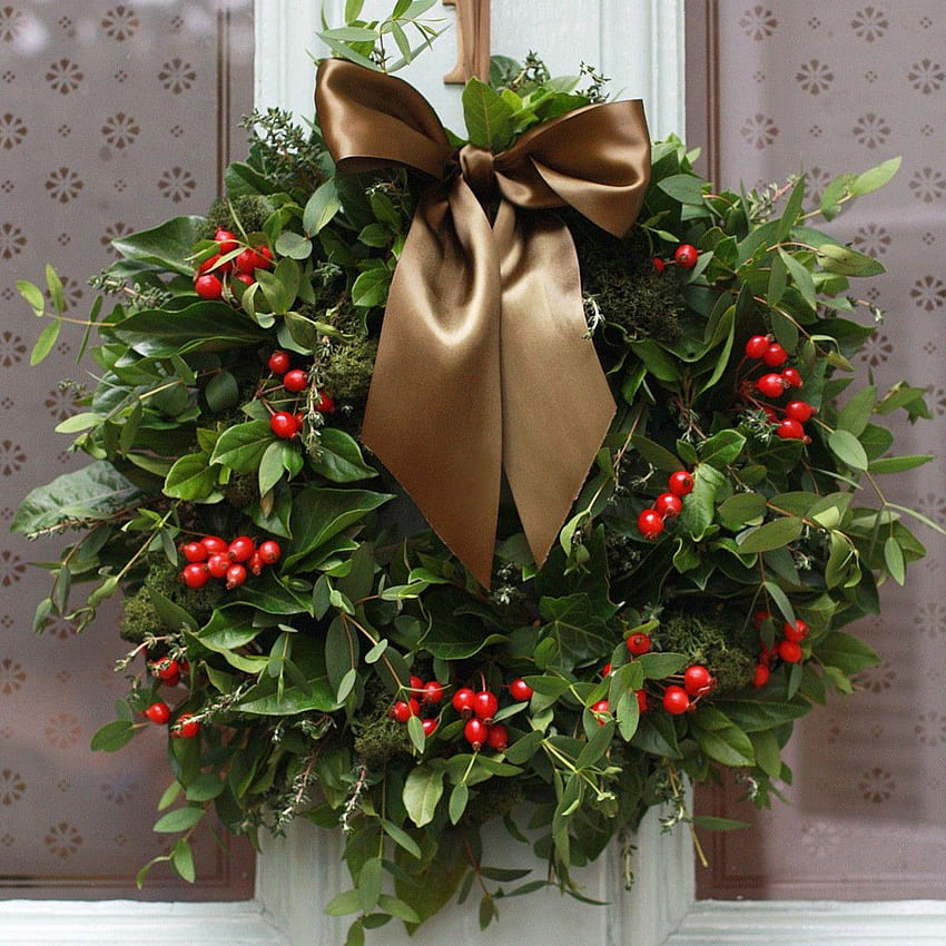 Beautiful Natural Christmas Wreath Composed Of Green Leaves And HD phone wallpaper