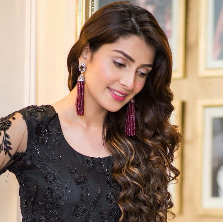 Ayeza Khan revient au lancement du salon, beauté khan Fond d'écran HD