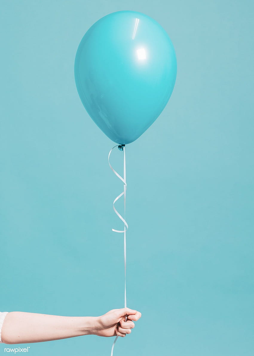 Момиче, държащо пастелно син балон, жени, носещи балони HD тапет за телефон