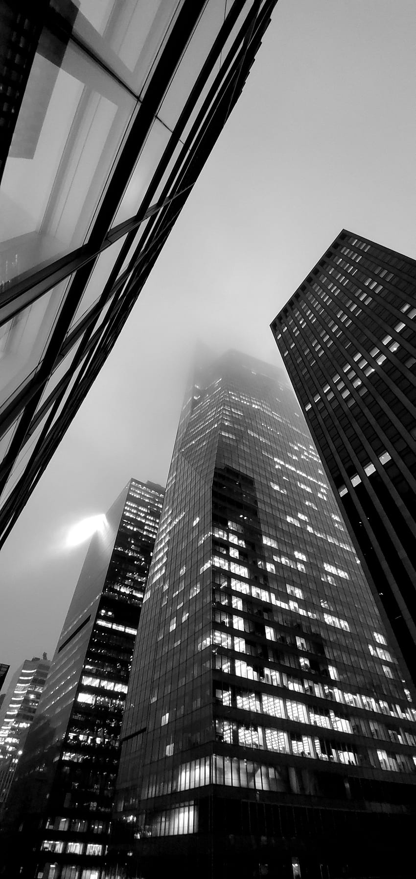 : New York City, hitam, putih, bangunan, Arsitektur, awan-awan, satu warna, pencakar langit, vertikal, abu-abu, tampilan potret, mendung, kabut, perkotaan, lampu-lampu kota 2184x4608, potret hitam dan putih wallpaper ponsel HD