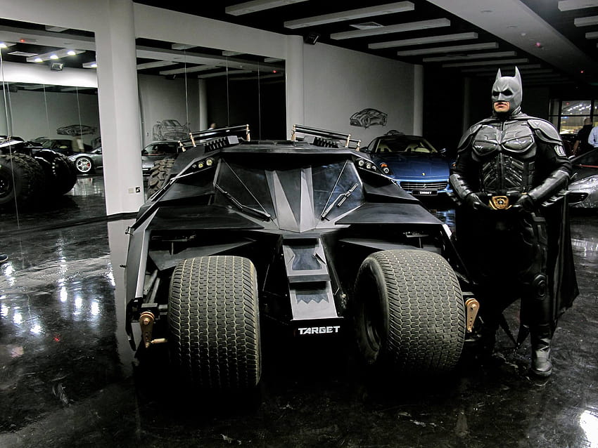 Chris Nolans Tumbler verstaubt hinter einem Lagerhaus in Dubai, Batman Tumbler HD-Hintergrundbild