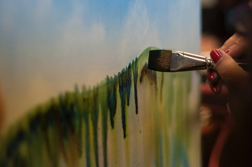 Kırmızı Çivili Kadın Tuvale Yeşil Çizgi Çiziyor ·, kız ve boya fırçası HD duvar kağıdı