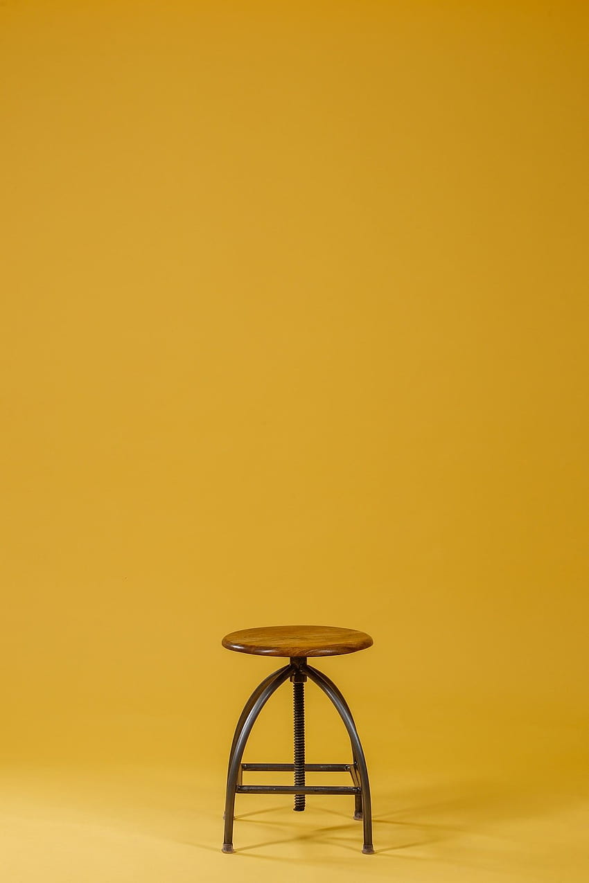 кръгъл кафяв дървен плот и черен основен стол на жълт фон – Мебели на U…, мебели HD тапет за телефон