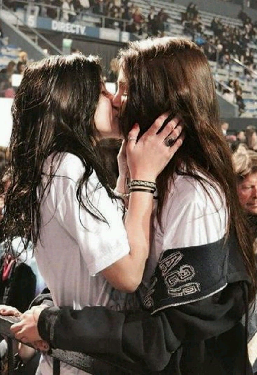 Лесбийки се целуват на спортен стадион, лесбийска целувка HD тапет за телефон