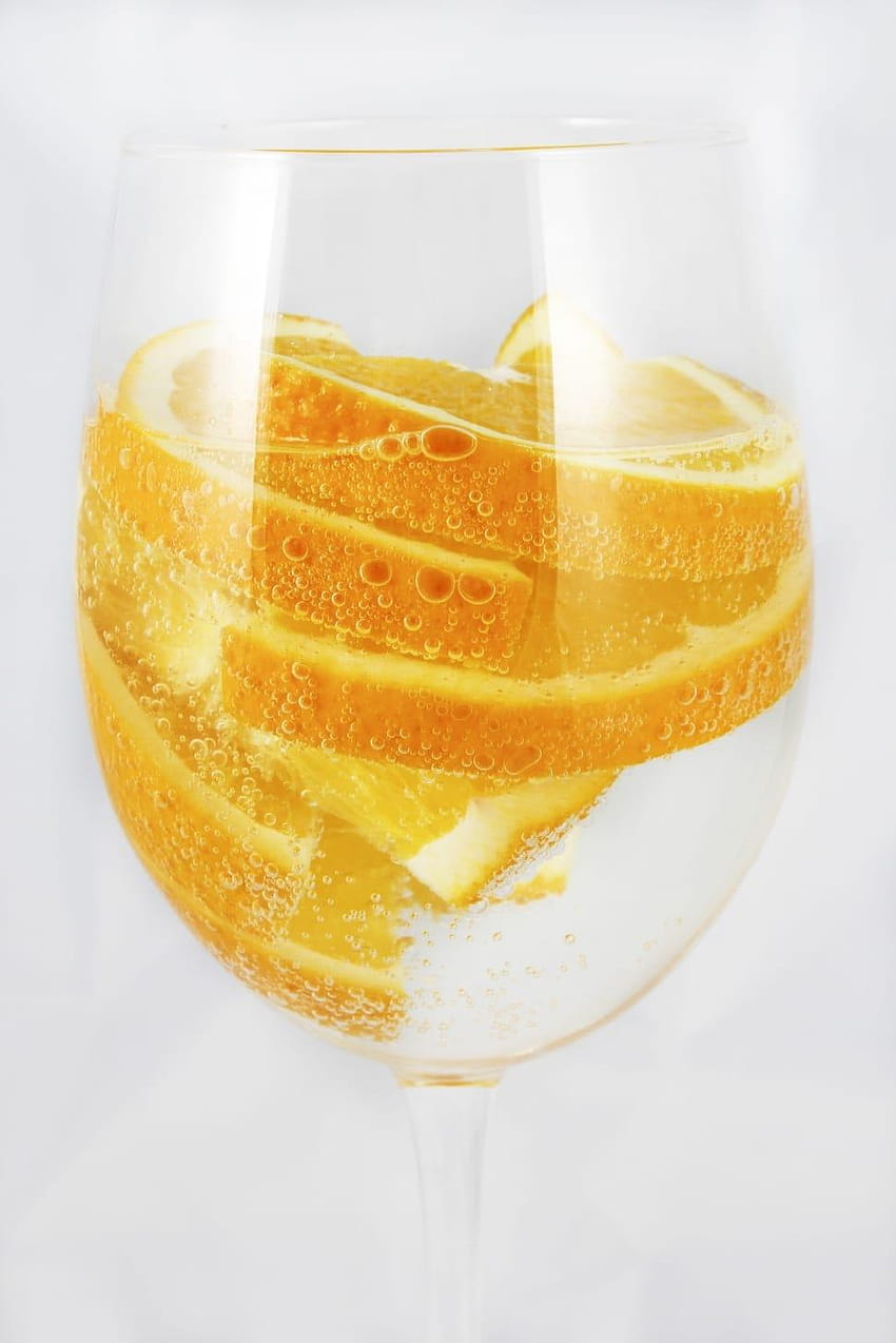 fruit orange dans une flûte à champagne, citron et eau pétillante Fond d'écran de téléphone HD