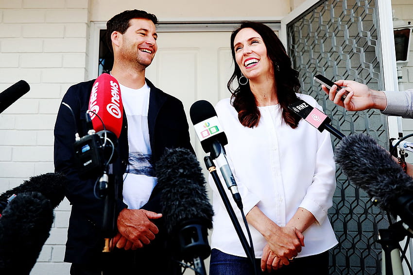 Yeni Zelanda'nın lideri Jacinda Ardern hamile olduğunu söyledi. HD duvar kağıdı