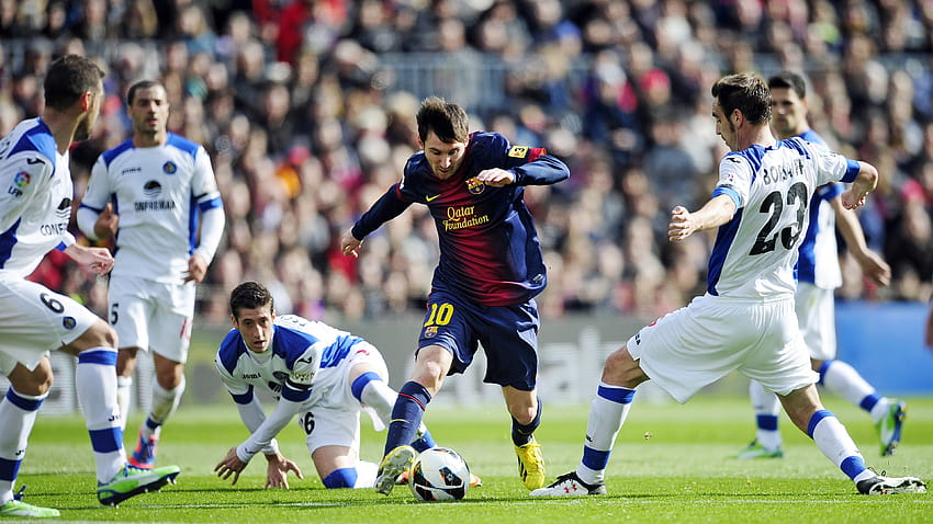 Lionel Messi dribbelt HD-Hintergrundbild