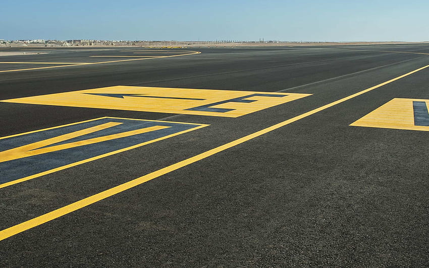 空港、滑走路、アスファルトの矢印、黄色のポインター、解像度 2880x1800 の航空機。 高品質、空港滑走路 高画質の壁紙