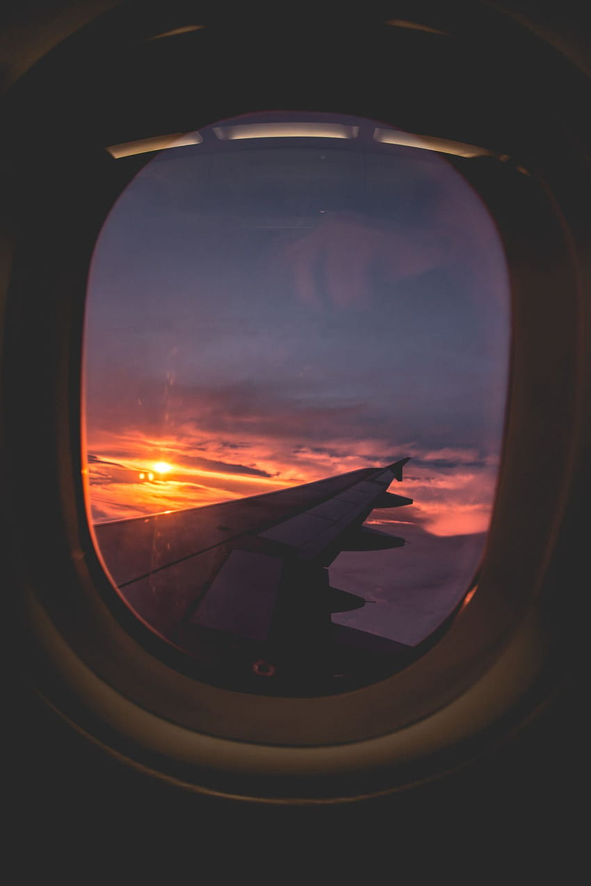 飛行機の窓から見える紫の夕日、美しい飛行機の夕日 HD電話の壁紙