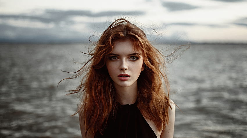 Rudowłosa modelka falowane włosy patrząc bezpośrednio, dziewczyny, tła i Tapeta HD