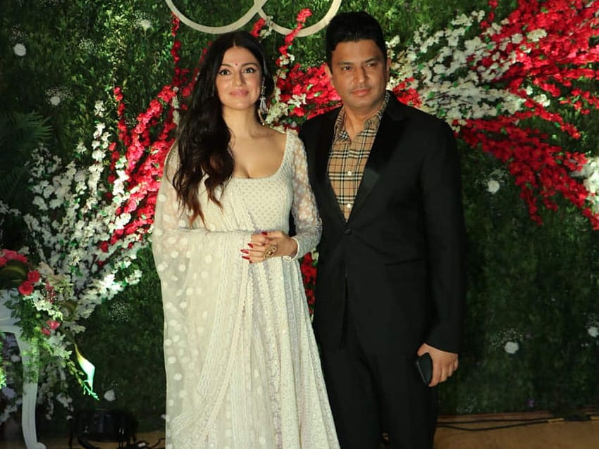 : Bhushan Kumar and Divya Khosla Kumar attend Akshay Gada's wedding reception HD wallpaper